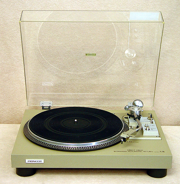 Pioneer PL-518 turntables