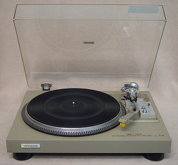 Pioneer PL-518 turntables
