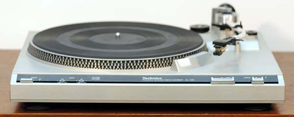 Technics SL-220 turntables